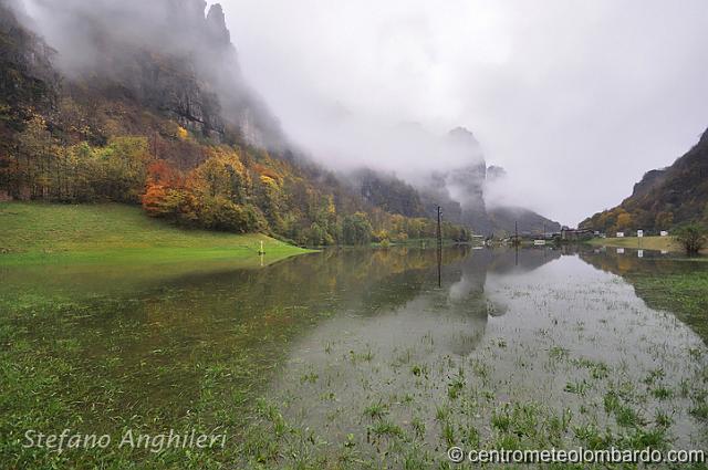 103.jpg - Piani di Balisio (LC). 1 Novembre, ore 15. Il lago effimero formatosi con le precipitazioni iniziate la sera di Venerdì 30 Ottobre. (Stefano Anghileri)