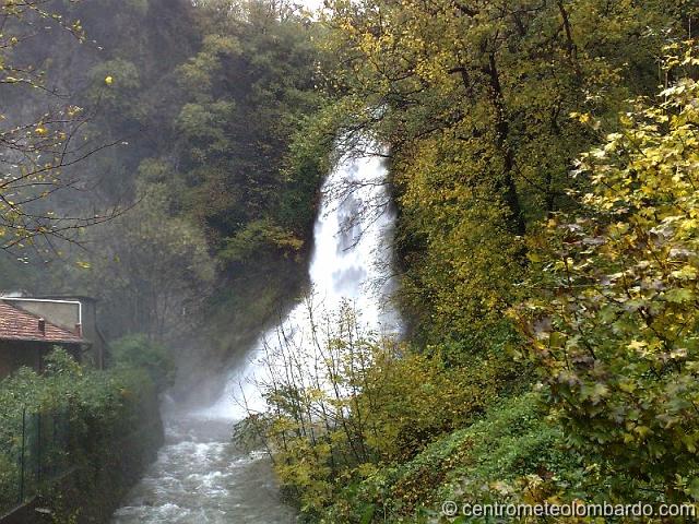 105.jpg - Asso (CO). 1 Novembre 2010, ore 15. Notevole intensità della cascata; nella parte sinistra della foto si intravede la "nube" generata dalla cascata che arrivava sino in strada. (Meroni Andrea)