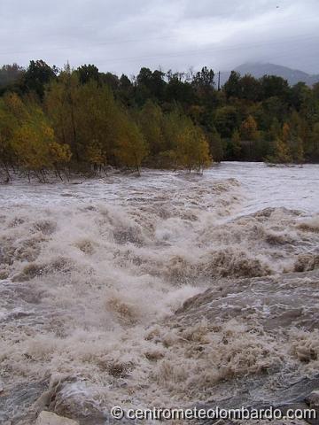 107.jpg - Almè (BG). 1 Novembre. La piena del Brembo al mattino tra Paladina ed Almé. (Forumista Supermario)