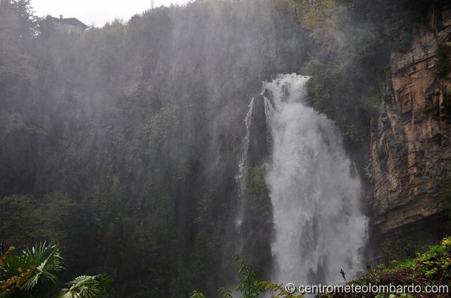 112.JPG - Moltrasio (CO). 1 Novembre, ore 11. Cascata Torrente Pizzallo di Moltrasio in piena. (Renato Cittadino)