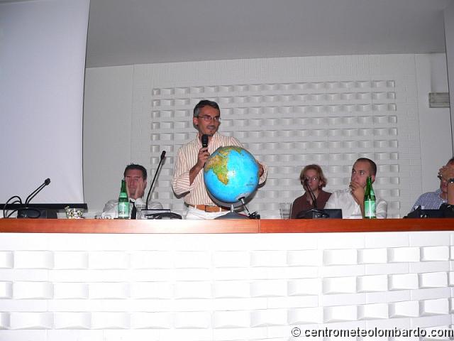 AT23.jpg - Presentazione introduttiva di Francesco Sudati, previsore del servizio meteo dell'Aeronautica Militare, in qualità di revisore scientifico dell'Atlante (foto di Livio Perego)