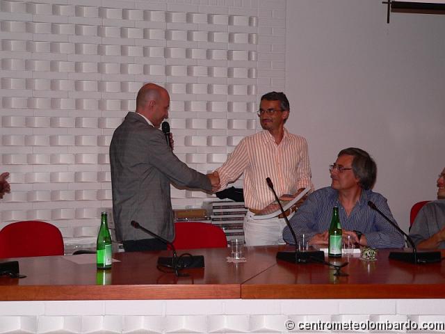 AT83.jpg - Consegna della "copia omaggio" dell'Atlante dal Presidente al Revisore Scientifico Francesco Sudati (foto di Livio Perego)