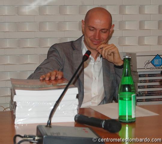 CML-46jpg.jpg - Andrea Bosoni, commosso, si prepara a distribuire le "copie omaggio" agli autori (foto di Barbara Mezzera)
