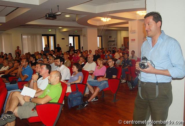 cml-7.JPG - Livio Perego, uno dei nostri "Reporter ufficiali" ed il pubblico (foto di Barbara Mezzera)