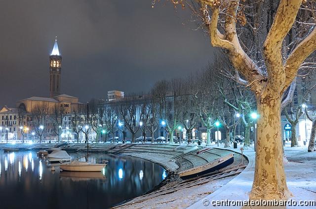 angh2.jpg - 31 Gennaio 2012 - Lecco; La neve finalmente abbraccia anche il lago con 5cm caduti sotto zero (Stefano Anghileri)