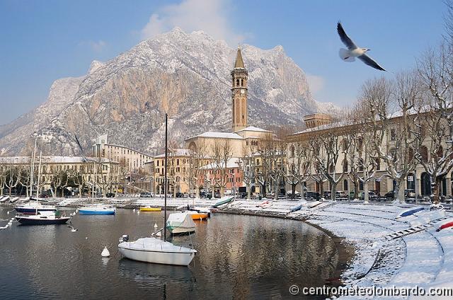 angh3.jpg - 3 Febbraio 2012 - Lecco; Quando esce il Sole e i contrasti si fanno più brillanti lo spettacolo della neve intatta per via delle basse temperature disvela un modo insolito di vedere la città (Stefano Anghileri)