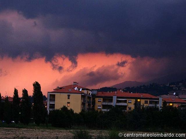 14.jpg - Bergamo - 13 Luglio 2011, ore 20.30 - Supercella in transito sul Bergamasco Occidentale: si noti la Wall Cloud (forumista Robin)