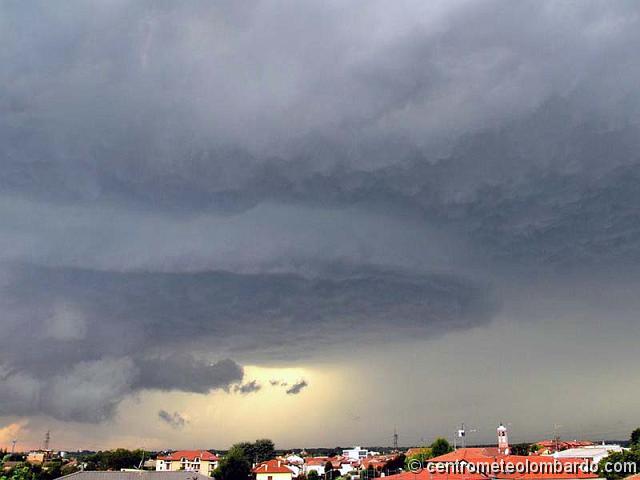 2.jpg - Giussano fraz. Paina - 13 Luglio 2011, ore 19:30 - mesociclone maturo con schelf cloud, wall cloud e rotazione ampiamente visibile (Alberto Brambilla)