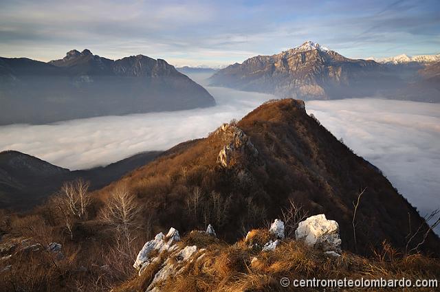 4.jpg - Ore 16.34 - Veduta dalla vetta del Monte Barro verso Lecco. Spicca, in fondo, la Grigna, il Pizzo dei Tre Signori, la Valsassina e, sotto la nube il lago con la città di Lecco.  - AUTORE: Stefano Anghileri