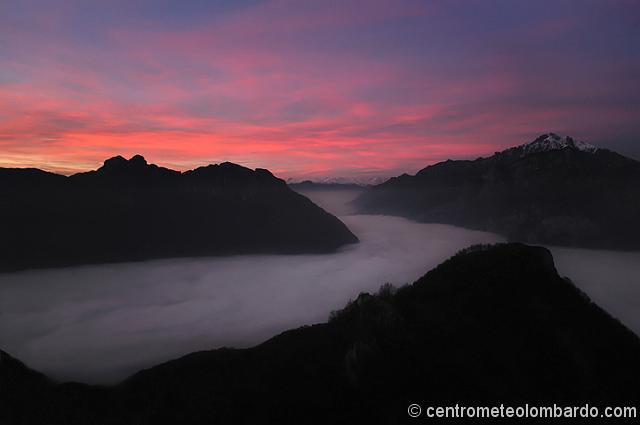 5.jpg - Ore 17.21 - Inizia a soffiare di nuovo una brezza costante da Sud-Ovest che ricompatta la coperta nebbiosa verso Nord, fin sul lago - AUTORE: Stefano Anghileri