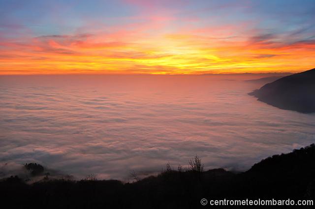 6.jpg - Ore.17.26 - Puntando la fotocamera verso Ovest: i colori del tramonto con cirri in quota, sono fantastici, peccato che solo chi si è trovato sopra la nube abbia potuto vederlo.