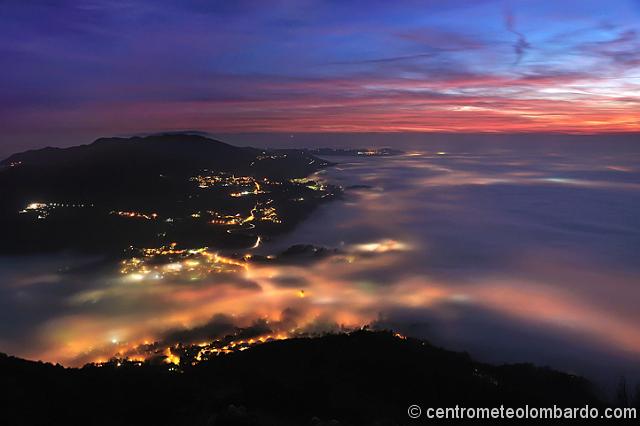 8.jpg - Ore 18.04 - Veduta Verso Galbiate e la zona di Colle Brianza. Inizia ormai a distinguersi anche l'illuminazione cittadina, che diffonde colorando la nebbia dal basso - AUTORE: Stefano Anghileri
