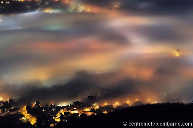 9.jpg - Ore 18.16 - La nebbia è avvettata come un fiume e la cima del campanile della chiesa di Galbiate (sulla destra) fa da "boa" - AUTORE: Stefano Anghileri