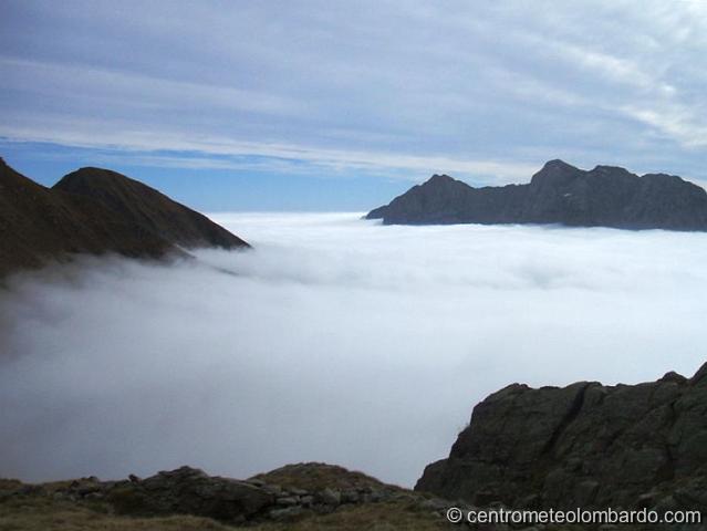 10.JPG - Zona passo Gemelli (BG). Un mare di nebbia. (Bruno Santinelli)