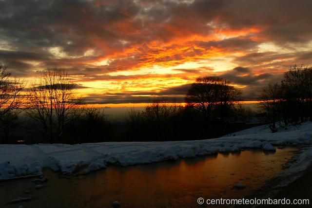 17.jpg - Valcava (LC/BG). Tramonto innevato. (Johnny Scolari)