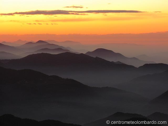 32.JPG - Resegone (Lc). Nebbie all'alba verso le Orobie Bergamasche. (Ferruccio Cordolcini)