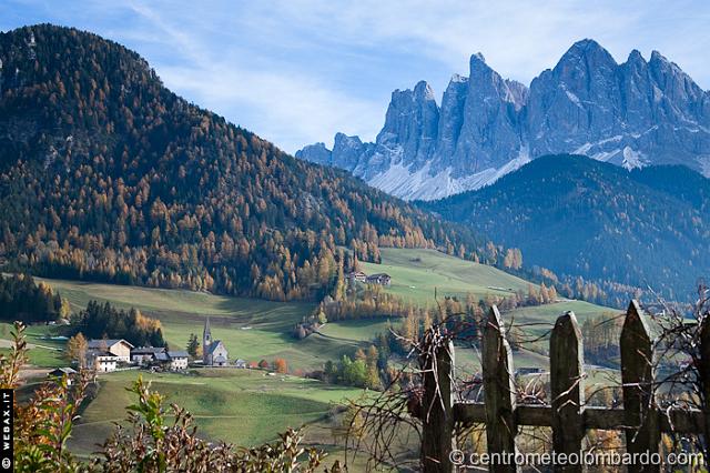 33.jpg - Santa Maddalena (BZ). La Val di Funes in veste autunnale con le Odle sullo sfondo. (Alessio Mesiano, www.webax.it)