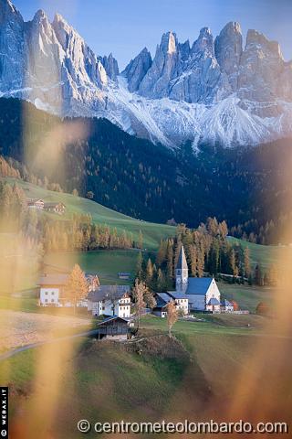 34.jpg - Santa Maddalena (BZ). La Val di Funes in veste autunnale con le Odle sullo sfondo. (Alessio Mesiano, www.webax.it)