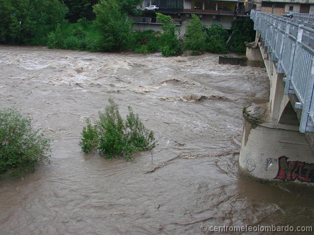 foto10.jpg - Ponte di Almenno S.Salvatore (BG), 18 Maggio ore 8.20. Il fiume Brembo sempre più minaccioso. Foto di Pedretti Daniele.