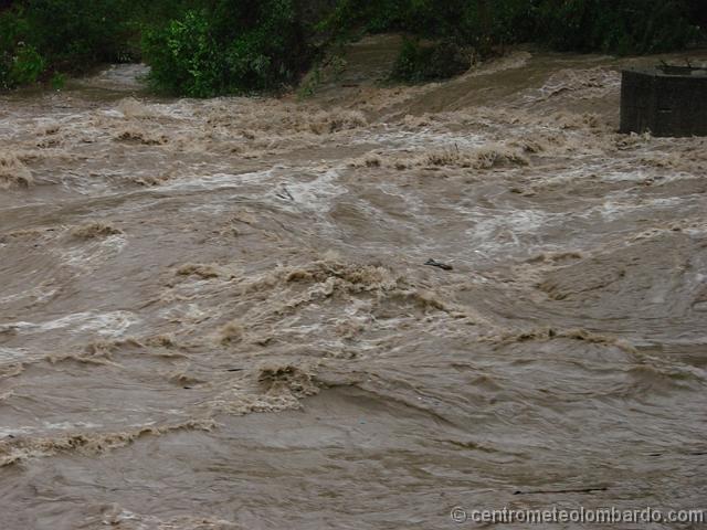 foto11.jpg - Ponte di Almenno S.Salvatore (BG), 18 Maggio ore 8.20. Il fiume Brembo sempre più minaccioso. Foto di Pedretti Daniele.