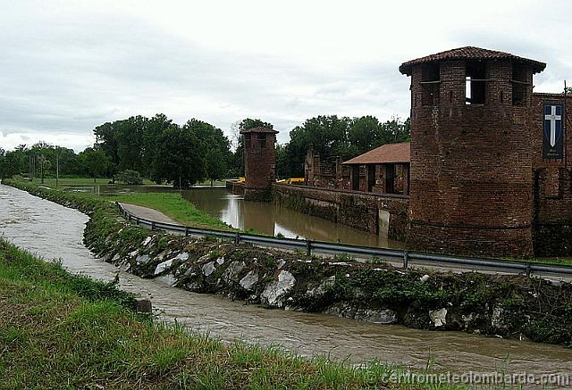 foto3.JPG - Legnano (MI), 18 Maggio ore 12. Effetti dell'esondazione dell'Olona al castello. Foto di Alessio Panarella