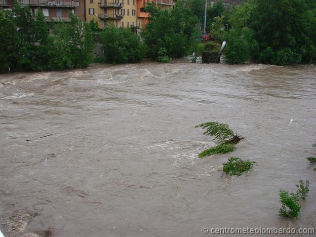 foto9.jpg - Ponte di Almenno S.Salvatore (BG), 18 Maggio ore 8.20. Il fiume Brembo sempre più minaccioso. Foto di Pedretti Daniele.