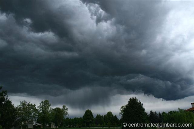 1.JPG - Inveruno (MI). 29 Aprile, ore 15.30. Cielo verso N-E con virga piovose ben evideti. (Valerio Toso)