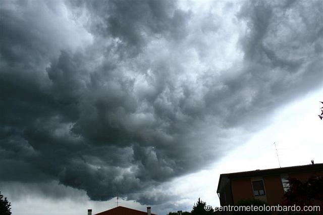 2.JPG - Inveruno (MI). 29 Aprile, ore 15.30. Cielo verso Est. (Valerio Toso)