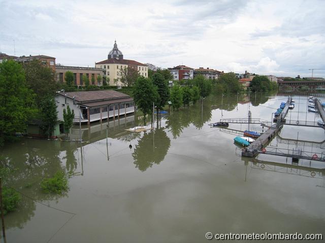 5.jpg - Pavia. 29 Aprile, ore 13. Piena fiume Ticino: vista dell'imbarcadero Varesi in primo piano dal Ponte dell'Impero. (Alessandro d'Altilia)