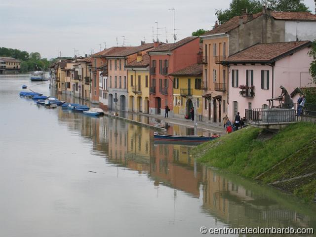 7.jpg - Pavia. 29 Aprile, ore 13. Piena fiume Ticino: vista del Borgo Basso parzialmente sommerso dal Ponte Coperto. (Alessandro d'Altilia)