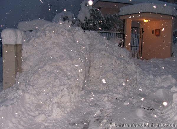 22.jpg - Brivio (LC), 27 Gennaio 06 ore. Cumulo di neve alto oltre 2 metri. Foto di Luca T.