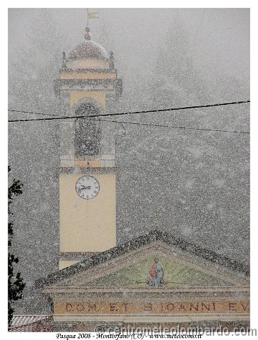 1.jpg - Domenica mattina. Montorfano (CO). Neve copiosa a larghe falde. Foto di Gabriele Asnaghi (meteocomo.it).