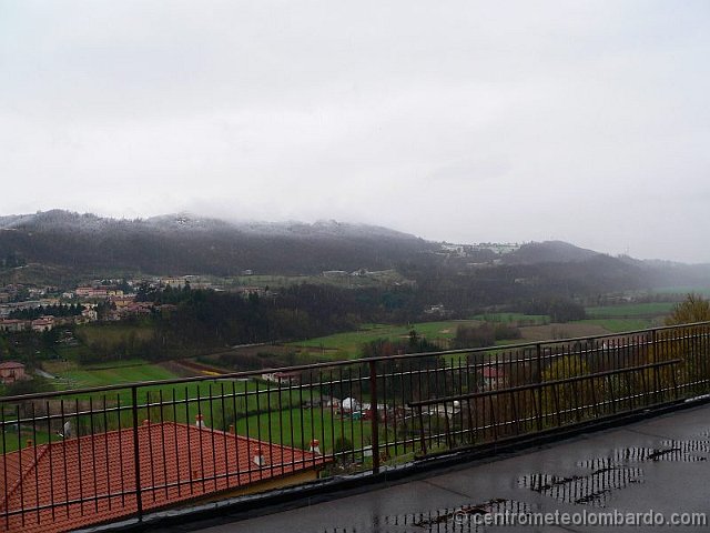 15.jpg - Domenica, ore 9.30. Il limite della nevicata posto a circa 400-450m verso il Lissolo di Perego. Foto di Livio Perego.