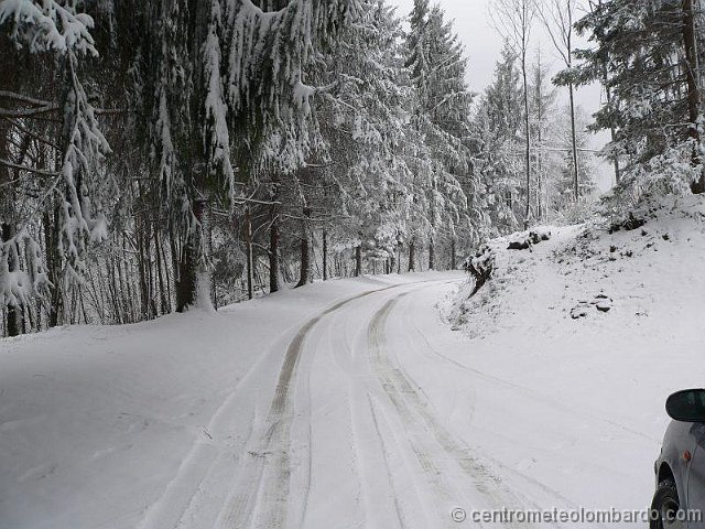 16.jpg - Domenica, ore 10.30. 5cm di neve all'eremo di S. Genesio (932m). Foto di Livio Perego.