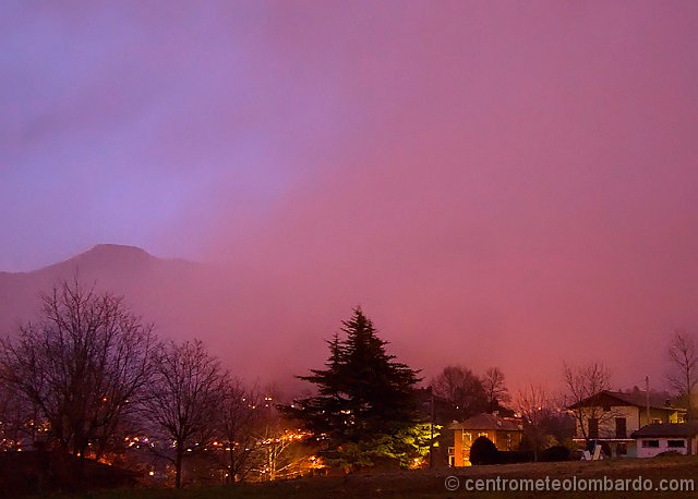 26.jpg - Sabato 22 Marzo, ore 19.15. Cremeno fraz. Maggio (LC). Il primo rovescio della nottata sfiora Maggio e colpisce Cremeno e Barzio. Foto di Stefano Anghileri.