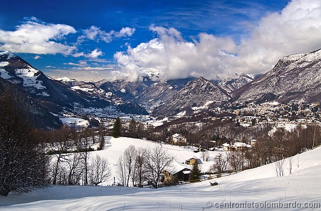 28.jpg - Domenica, ore 15.10. Cremeno fraz. Maggio (LC). Schiarite dopo la nevicata. A fine evento (attorno alle h.13) 25cm di neve al suolo. Lo scioglimento parte subito con la temperatura che raggiunge in breve tempo +5°C pur con dew point quasi sempre negativi. Foto di Stefano Anghileri.