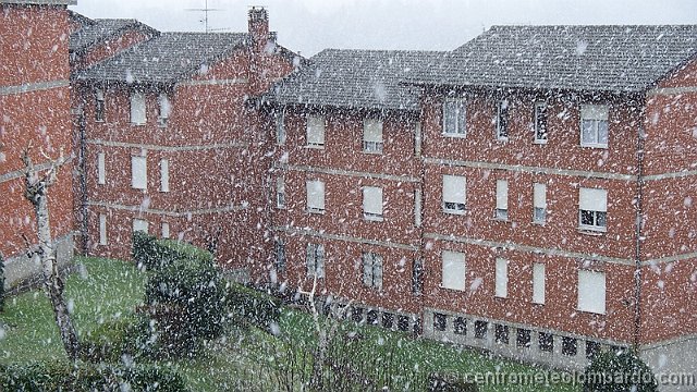 29.jpg - Domenica 23 Marzo, ore 10.30. Neve a San Fermo della Battaglia (CO). Foto di Stefano Vincenzi.