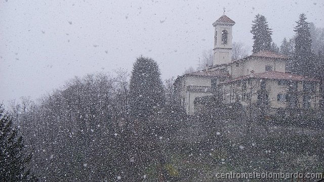 30.jpg - Domenica, ore 10.30. Neve a San Fermo della Battaglia (CO). Foto di Stefano Vincenzi.