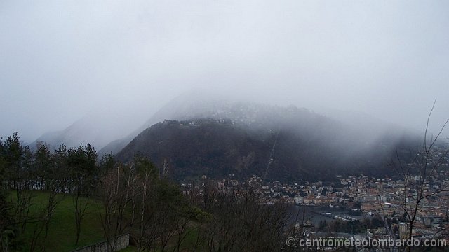 31.jpg - Domenica, ore 8. Virga nevosa in caduta libera da Brunate a Como. Foto di Stefano Vincenzi.
