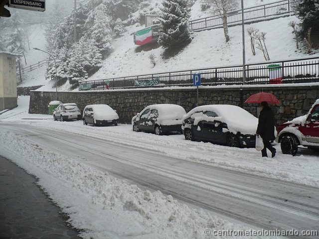 34.jpg - Domenica, h.11,30. Vista verso la parrocchiale di Dossena (BG). Foto di Mauro Negri.
