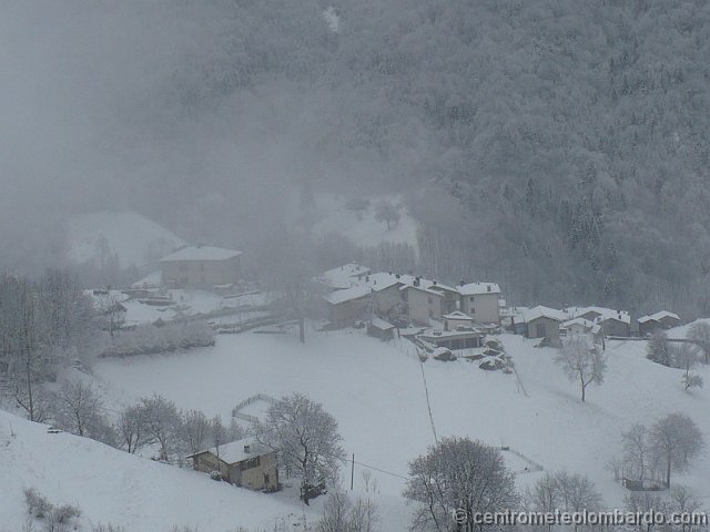 35.jpg - Domenica, h.11,30. Dossena (BG). Le frazioni basse escono dalle nubi. Foto di Mauro Negri.
