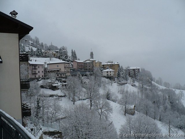 36.jpg - Domenica, h.11,30. La via principale di Dossena (BG). Foto di Mauro Negri.