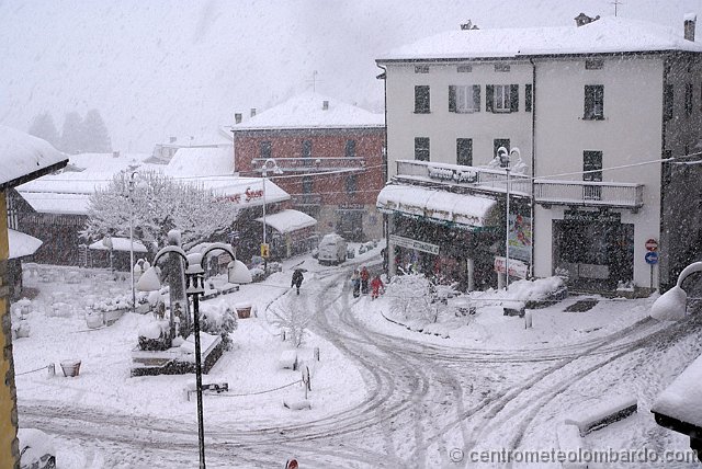 4.jpg - Domenica mattina. Barzio (LC). Fitta nevicata in corso, accumulo massimo al suolo di 25,5cm di neve. Foto di Adriano Plati.