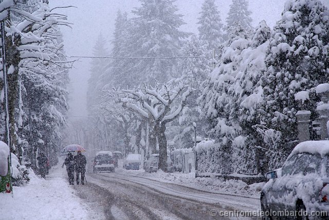 5.jpg - Domenica mattina. Barzio (LC). Fitta nevicata in corso, accumulo massimo al suolo di 25,5cm di neve. Foto di Adriano Plati.