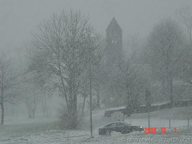 14.JPG - Mezzovico (Svizzera), ore 12.50. Inizio della nevicata, fine ma intensa. Foto di Stefano Vincenzi.