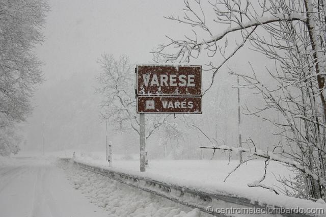 18.JPG - Varese frazione Rasa 600m slm, ore 11. Nevica intensamente dalla sera prima e la strada provinciale si presenta in queste condizioni. Foto di Dario De Domenico.