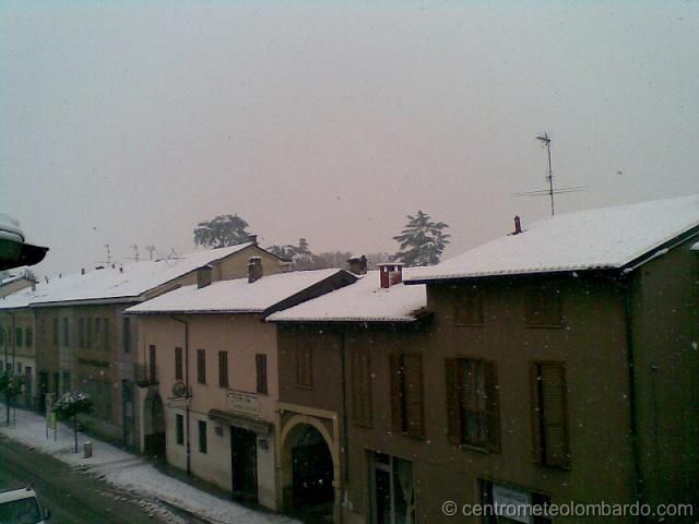 12.jpg - Gropello Cairoli (PV), ore 14.15. Neve moderata con 0°C. Foto di Manuel Lunardi.