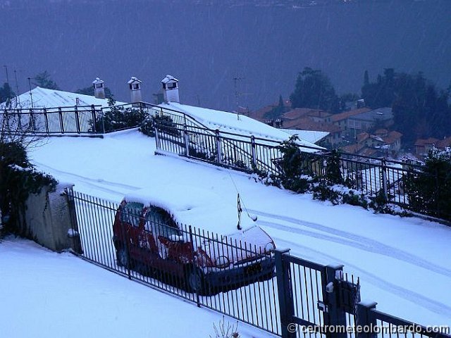 08.jpg - 4 Gennaio, ore 8.30. Caraniso di Torno (CO). La nevicata diventa altimetrica, lo si nota osservando la parte bassa del paese. Foto di Azzi Andrea.