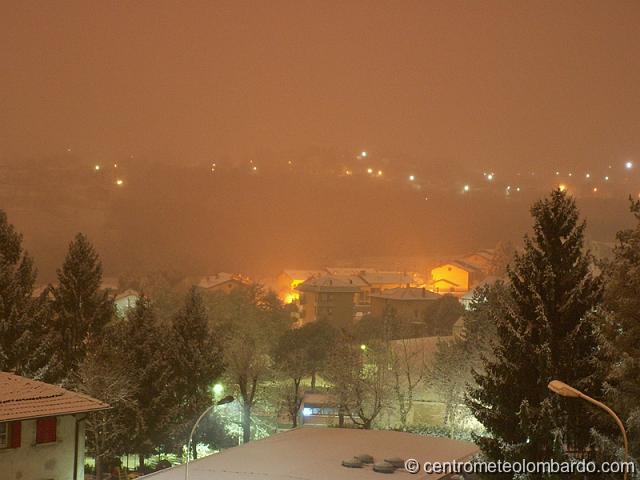 10.JPG - San Fermo della battaglia (CO), ore 3. Nevicata in corso. Foto di Stefano Vincenzi.