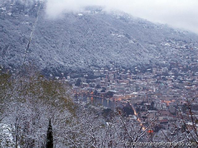 7.JPG - San Fermo della battaglia, loc. Cardano (CO), ore 7.45. Vista su Como. Foto di Stefano Vincenzi.